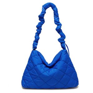 Сплошной цветовой сетка, вышитая на вышивную вату, большую сумку, заполненную ватом для отдыха женщин, и поездка на плиссированное облако 240403