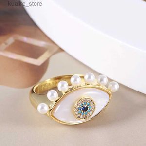 Cluster Rings Europe och USA: s kreativa design Devils Eye Shape Inlaid Mothershell Pearl Fashion Ring Girls 2024 Trend New Wholes L240402