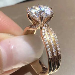 2PCSウェディングリングHuitan Luxury Gold Women Engagement Wedding Ring