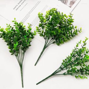 装飾的な花シミュレーショングリーン植物プラスチックのシダが葉の偽の花の人工低木クリスマスウェディングガーデンデコレーションアレンジメント