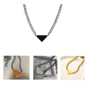 Silverpläterad guldfärg designer halsband för kvinnor metall klassiska klassiska bokstäver special mode smycken cjewelers mens halsband triangel hänge zb025 e23