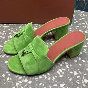 Mulheres de salto grossa Slippers Runway Summer Alta qualidade de couro genuíno camurça de couro aberto de pé de dedo do lado de vestido externo Moda feminina Designer Flippers