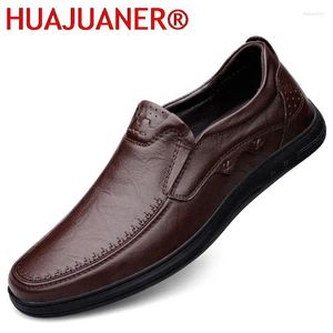 Sapatos casuais Marca de verão Genuine Leather Men mocassins luxuosos macios macios e respiráveis mocassins planos calçados de motorista de barco