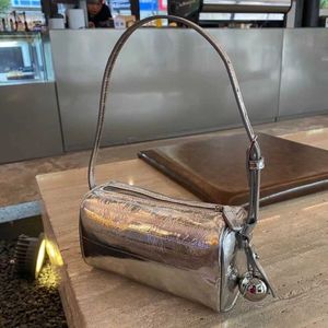 Nuova borsa cilindrica luminosa in primavera ed estate Nicchia di fascia alta con capsula in pelle di alto livello in pelle di vaccino a tracolla una borsa a tracolla 240403