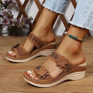 Mulheres de verão Sapatos de tamanho grande sapatos femininos Retro Roman Sandals Pu Casual Flower Wedge Platform 240328