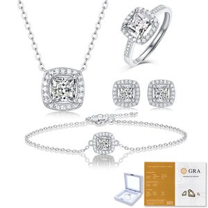 4 in 1 d Color Moissanite Gioielli set da 18k in oro bianco placcato in oro bianco 925 Orecchini a perno di moissanite argento Anello a ciondolo Bracciale Set per il compleanno del regalo regalo da donna