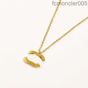 Wholesale Designer simples 18K colares de pendente de ouro de ouro famosa marca dupla letra de aço inoxidável colar de focas amantes de festas jóias acce mpoi