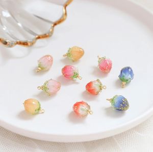 Charms Min Order 12pcs/Los Cartoon Strawberry Form Harz Epoxy Buds Perlen Charms DIY Schmuck Ohrring/Kleidungsstück Anhänger Accessoire