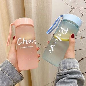 Vattenflaskor Creative 600 ml Plastic Cup with Rope Simple Outdoor Sport Fashion Letter Portable Scrub Waterbottles Travel