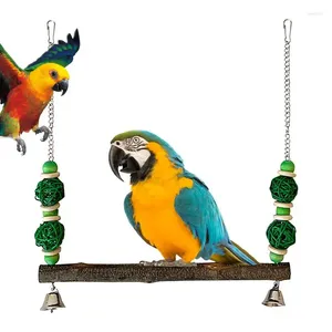 Другие птицы поставляют качели для попугаев деревянные игрушечные лестницы.