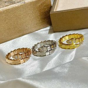 Pierścienie klastra Wysoka jakość 925 Sterling Srebrny Wiersz wąż wąż pierścień panie luksusowe marka biżuteria para para prezent l240402
