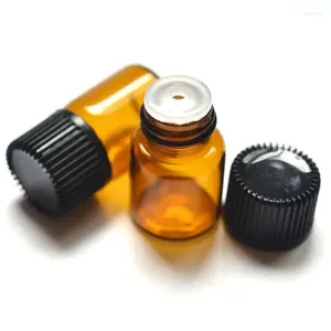 Butelki do przechowywania 20pcs 2 ml mini bursztynowa butelka z reduterem i czapką małe fiolki olejku eterycznego