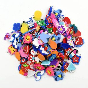48pcs pingentes de pingentes de bracelete de borracha de tear colorido Diy Fazendo miçangas de brinquedos coloridos de animais de flores de animais aleatórios estilo 2023