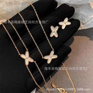 Designer de colar de chaumets Shangjia Rose Gold Cross White Fritillaria Colar para mulheres 18K Gold banhado simples e versátil força da corrente de colarinho