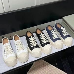 Luxury Sneaker Mary Jane Shoe Designer Kvinnor kalvskinn läder denim prom klänning casual skor spring spetsar upp slip-on lady plattform platt klackar tränare utomhus röd sko