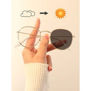 1pc Metal Aureate Oval Frame Anti-azul leve óculos de sol fotochrômicos Moda Vintage para mulheres Acessórios diários de proteção UV