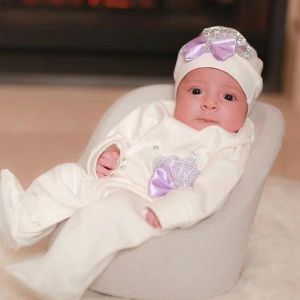 Uppsättningar 3st Nyfödda Royal Crown Jewelry Suit Welcome Home Baby Romper Hat Mittens Set 39 Week gravid Woman Photographyh