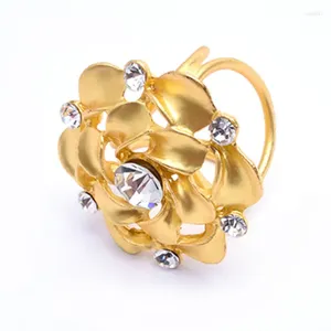 Broschen 2024 Mode Blumenschalschnalle Hochzeit Brosche Corsage Pins Kristallhalter trizyklischer Schals Seidenschmuck 3 Farben