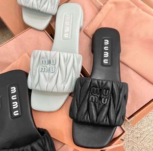 Tamanho 35-40 Moda Novo chinelo Summer Womans Luxurys Sliders Men Sandal Beach Black Outdoor Couro genuíno Genuíno Designer sexy Slide Slide Pool Sapatos de moda de moda 5635