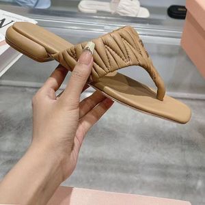 Kadınlar Flip Flops Moda Bayanlar Orijinal Deri En Kalite Yaz En Kaliteli Kayma Dairelerde Tasarımcı Tasarımcı Ayakkabı