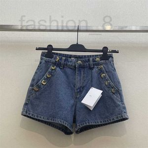 Kvinnors shortsdesigner 2024 Vår/sommar Nya fashionabla flickor minskar ålder Personaliserad guldknapp Denimshorts för kvinnor 959s