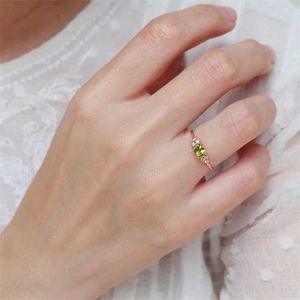 2PCS Pierłdy ślubne Prosty mały oliwkowy zielony kamień pierścienia Rose złoto Kolor owalny cyrkon minimalistyczne układanie cienkie pierścienie dla kobiet imprezowe obrączki ślubne