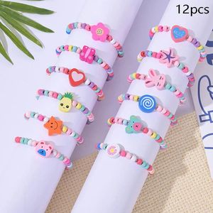 Bracelets de charme 12pcs/cartoon de pacote infantil miçangas de madeira pulseira colorida para garotas festas favores de chá de bebê presentes de convidado pinata