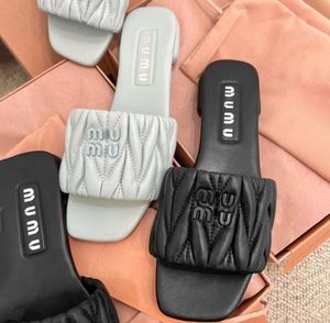 Storlek 35-40 mode Nya tofflor Summer Womans Luxurys Sliders Men Sandal Beach Black Outdoor äkta läder Sexig designer Slide Mule Pool Loafer Fashion Shoes 532