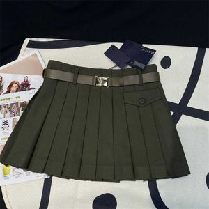 SKIRTS Designer 2024 No início da primavera nova idade da moda, reduzindo a faculdade de hardware de estilo colegial Triângulo plissado de saia curta para mulheres RDY2