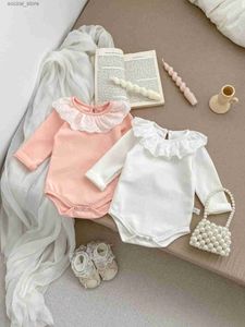 Rompers 2024 Spring New Baby Bodeve Bodysuit Bodysuit Girl Solid Lace Kołnierz Koszyb Nowonarodzony maluch bawełniał swobodny ubrania 0-24m L240402