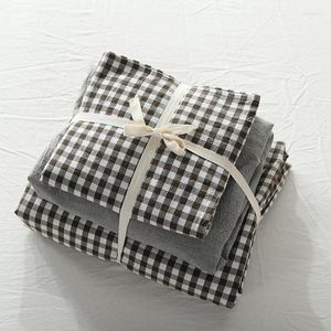 Sängkläder sätter 4 stycken Cotton Elegant Black and White Plaid täcke täckning med grått utrustat ark