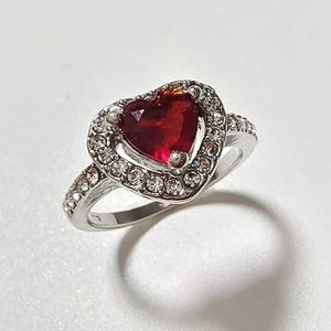 2 pezzi Anelli nuziali Nuovi anelli di fidanzamento del cuore intarsio rosso cz bianco intarsio Silver Silver Simple classic Ring Women Fashion Jewelry Reghi