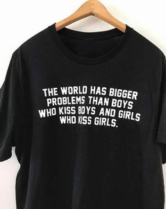 Camista gráfica The World tem problemas maiores Tshirt Top Top Short Manga Lesbiana Gay Unissex 240403