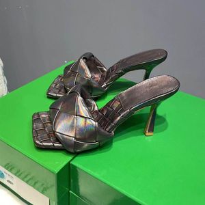 Lambskin Mule Kadın Tasarımcı Topuk Terlik Slipers Sandale El Dokuma Lüks Ayakkabı Elbise Ayakkabı Yüksek Topuklu Slide Sliper Üst Kalite Katırlar Meydan Keep Toes