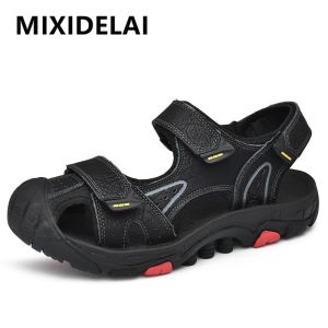 Sandálias Novo verão masculino masculino genuíno da moda moda moda casual sandálias romanas tênis ao ar livre sandálias de praia leves