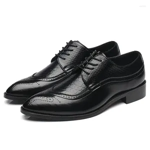 Casual Shoes 2024 38-48 mode läder män klänning sko spetsiga oxfords för snörning designer lyxformell 22
