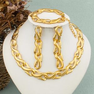 Halsband örhängen Set Gold Color Hollow Copper Armband Fashion Women Dubai Africa Jewelry Luxury Punk Choker Chain Wholesale