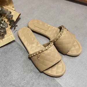 Klassiska kvinnors tofflor glider på sandaler quiltad textur matelasse glider damer flip flops utomhus strandsko med kedja mulor damer svart vit rosa casual sko