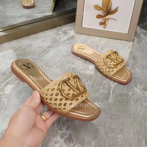 Vlogoo Walentino bire bir sandal tasarımcı terlik, 2024 Lady Crystal Yüksek kaliteli saplama terlikleri Düz Altlı Flip Flops YAG4