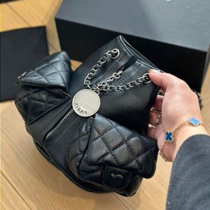 Luxury Cowhide Bag Kvinnor Ryggsäck Designer axelväska Metall Badge dragkedja mini grodformad väska diamantmönstrad quiltad väska köp b