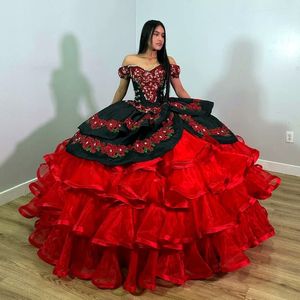 Charro quinceanera klänningar svart och röd bollklänning tiered söt 16 klänning broderi blommor spetsar applikationer kristall pärlor av axel lång mexikansk stil prom 15 anos