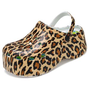 Sandali 6 cm 2023 Summer Women's Sandals Platform Leopard Clogs Slifor Scarpe per donne Slifori di suola spessa Slide di spiaggia Eva Beach