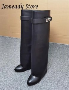 スリッパブランドデザインサメロックブーツ本物の革膝ブーツフォールドレザーブレット高品質の手作りの靴ハイヒールウェッジブーティー