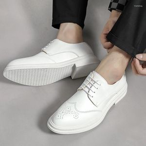 Scarpe casual in pelle bianca oxford per uomini primaverila puntata con lace-up un matrimonio di business lucido lucido