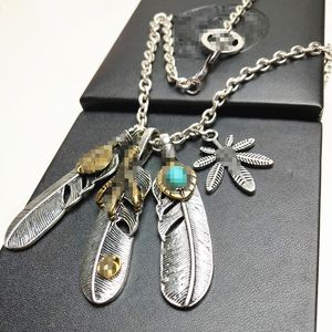 Colar de penas Cadeia de suéter masculino e feminino Acessório curto Nattakahashi Chain de clavícula de clavícula pendente de penas