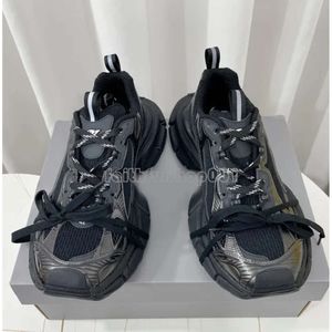 Balengiaga Shoes Runner Sneaker LED Designer Shoes Women Män avslappnar läder Triple Trainers Black White Pink Leather Mesh Nylon Tess.s Gomma Sneakers Trainers 997