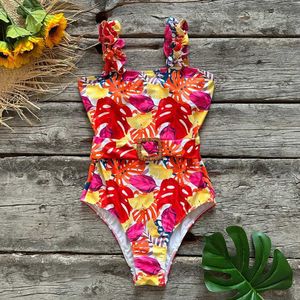 Kvinnors badkläder 2023 Sexig One Piece Baddräkter Kvinnliga axlar Floral Kvinnor Badkläder Push Up Bathing Suits Bodysuits Beach Wear Ruffle Monokini J240403