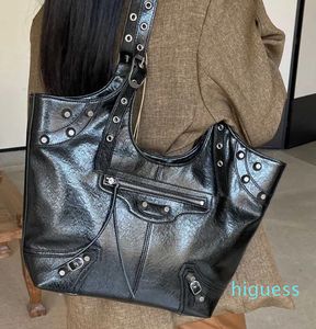 Large Capacity Locomotive Tote Bag for Women in Autumn and Winter Niche Foreign Style Rivet Design Punk One Shoulder Underarm 2024