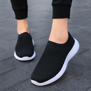 Casual skor plus storlek 43 andningsbara nätplattform Sneakers Kvinnor glider på mjuka damer som kör 2024 Kvinna Knit Socklägenheter