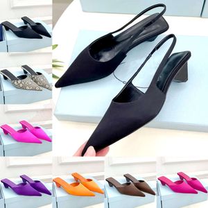 2024 Sommarskor Nya mode Sandaler Designer Sandaler Luxury Transparent Slide Slipers Material Sandal Rubber Flats Slipper Slipper